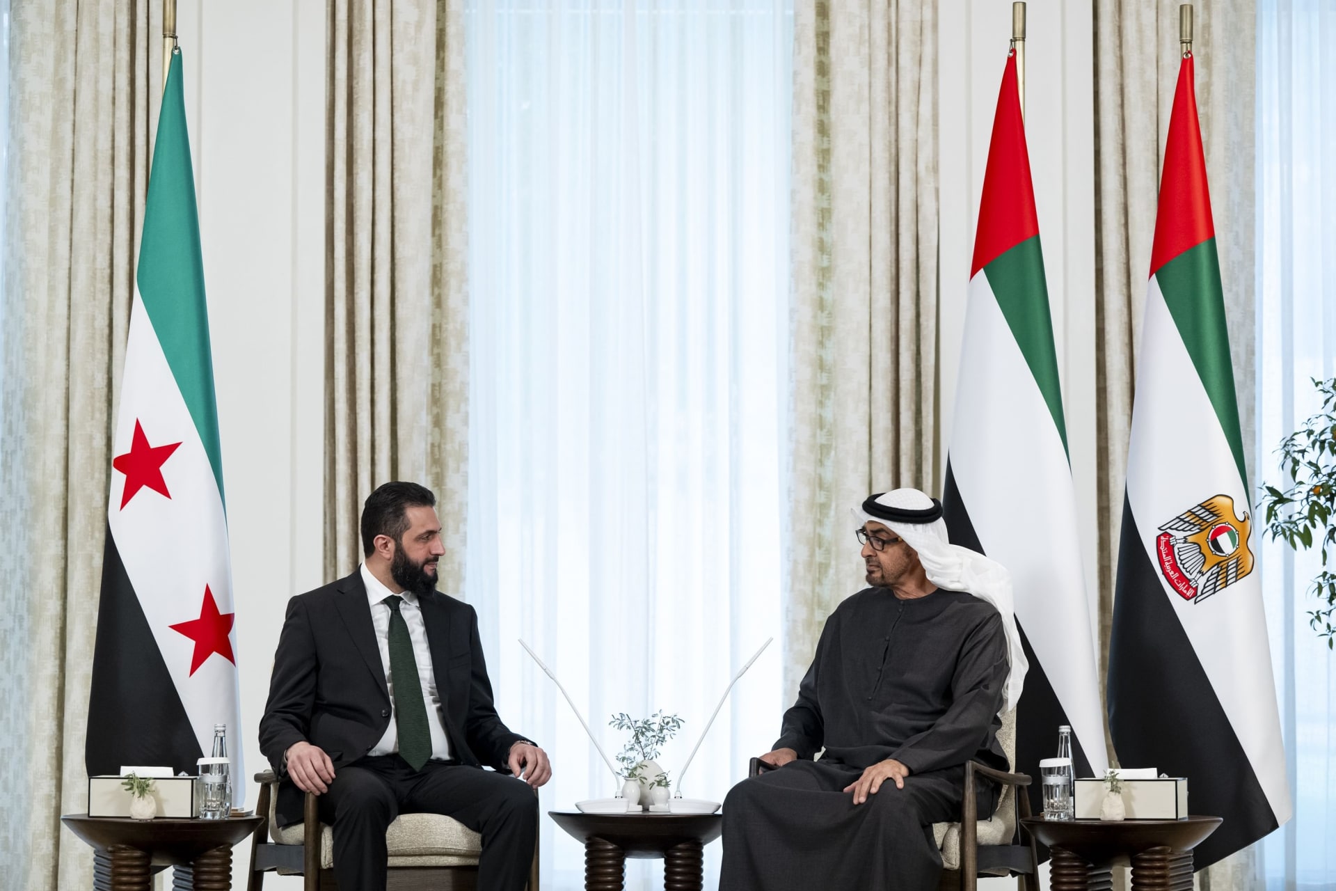 تقارب متسارع بين أبوظبي ودمشق.. رئيس الدولة والشرع يبحثان تعزيز التعاون الاقتصادي الاستثماري