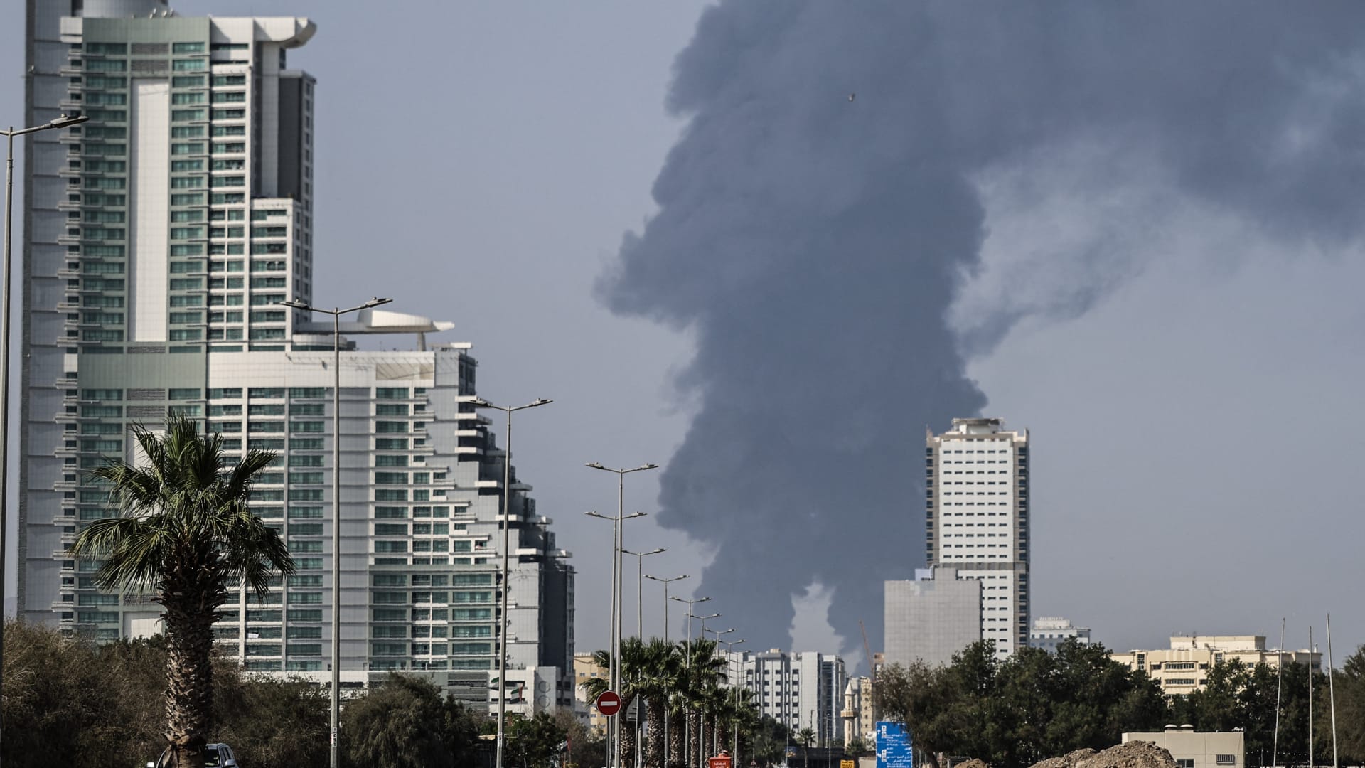 رويترز: دبي استنفرت قادة الأعمال لمواجهة تداعيات الحرب الإيرانية