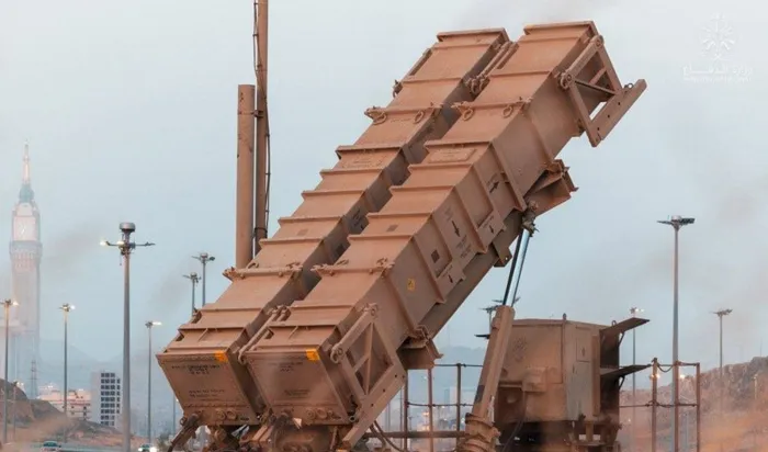 السعودية تتصدى لمسيرات وصواريخ إيرانية استهدفت أجواء المملكة