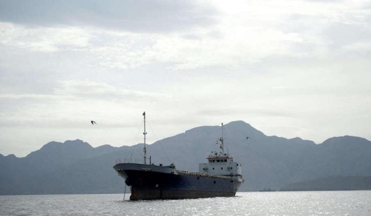 إيران تطرح ممرًا آمنًا للسفن عبر الجانب العُماني من مضيق هرمز