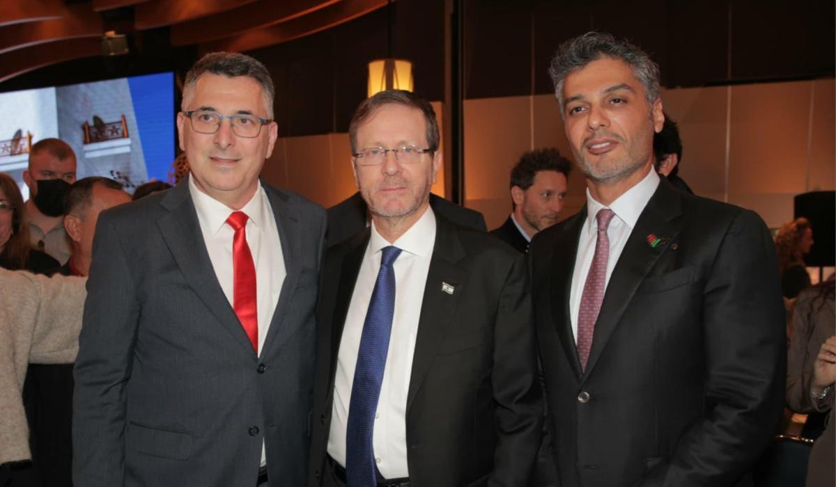 الرئيس الإسرائيلي ينتقد السعودية من داخل سفارة أبوظبي بتل أبيب