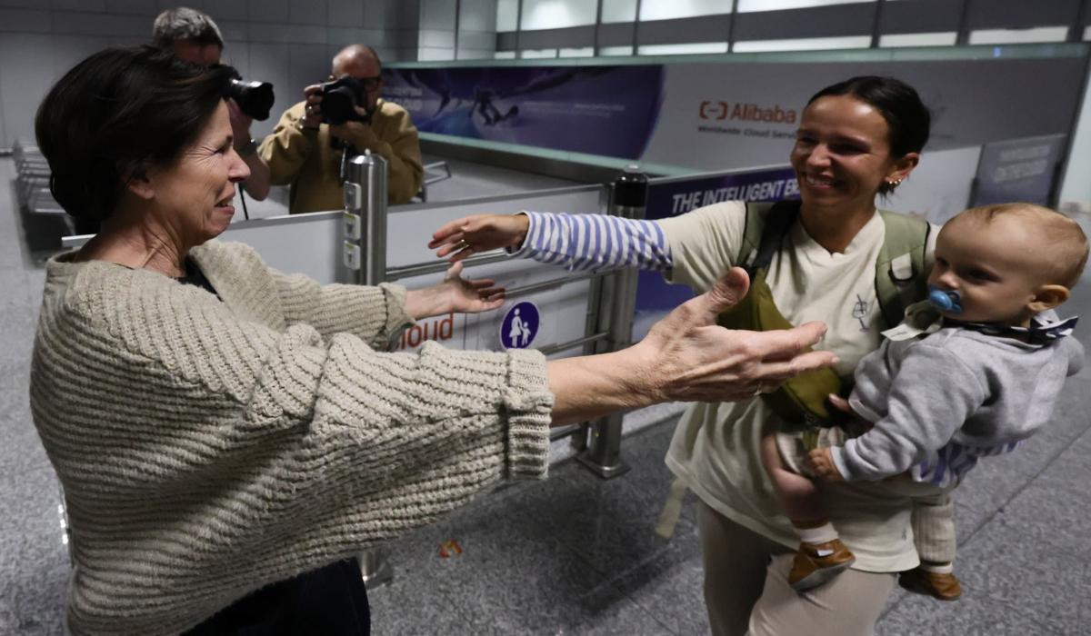 250 ألف دولار لإجلاء عائلة من دبي بطائرة خاصة.. والأجانب يتبادلون نصائح الخروج عبر مسقط