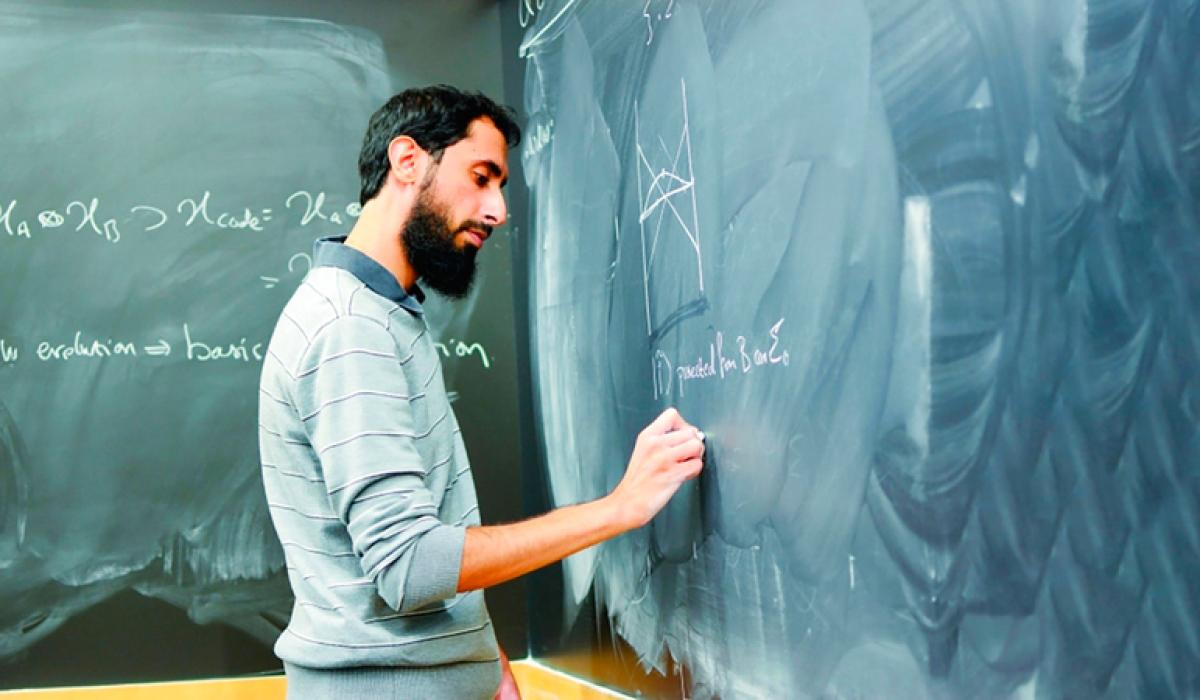 أحمد المهيري.. العالم الإماراتي الذي اقتحم أسرار الثقوب السوداء من بوابة برينستون