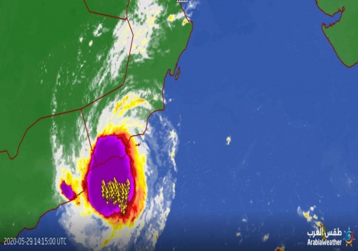 عُمان.. عاصفة مدارية تُدخل ظفار في حالة طوارئ