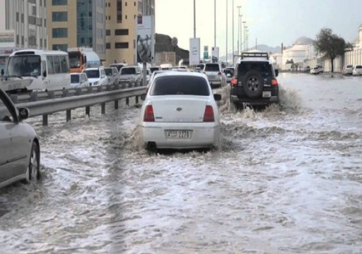 الأمطار تتسبب بإعاقة حركة السير في عدة مناطق بالدولة