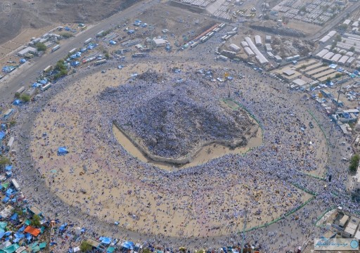 حجاج بيت الله الحرام يفدون إلى عرفات لأداء ركن الحج الأعظم