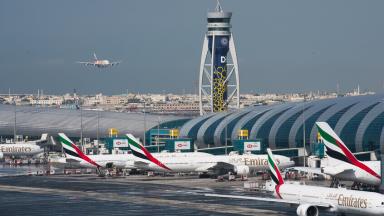 "رويترز": دبي تقيد رحلات الطيران حتى نهاية مايو بسبب التوترات