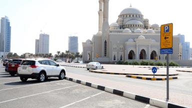 بدء تطبيق رسوم المواقف حتى منتصف الليل في الشارقة.. دون زيادة في الاشتراكات