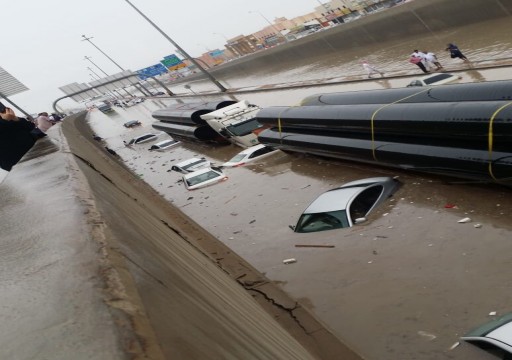 الرياض.. السيول تحاصر مئات الأشخاص والمركبات