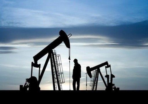 النفط يرتفع بعد انخفاض غير متوقع في مخزونات الخام الأميركية