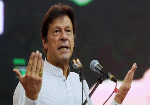 عمران خان يطالب بانتخابات مبكرة في باكستان ويهدد بالزحف على إسلام آباد