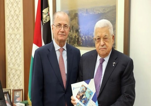 عباس يكلف اقتصادياً كبيراً بتشكيل الحكومة الفلسطينية الجديدة