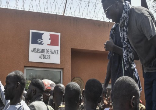 ماكرون يقول إن سفير بلاده في النيجر محتجز لدى الانقلابيين