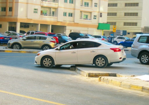 بلدية الشارقة تحذِّر من إيقاف المركبات في الساحات الترابية المغلقة