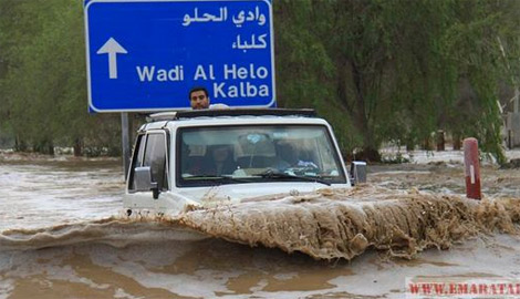 شاب مواطن ينقذ عائلة من الغرق في "وادي الحلو" بالشارقة