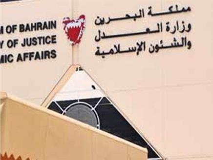البحرين توقف عدداً من خطباء المساجد 