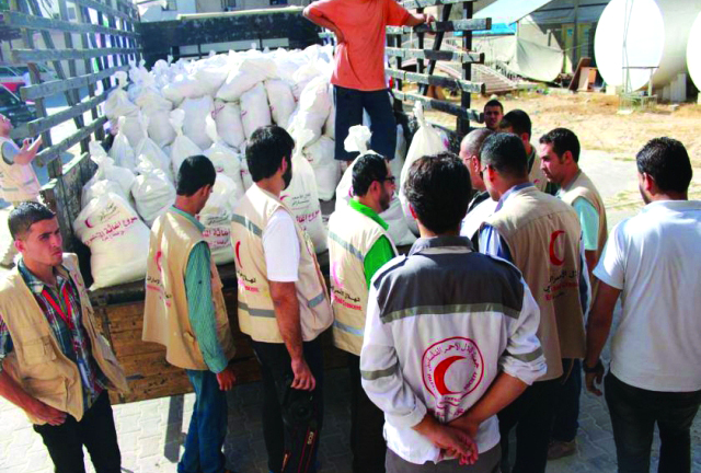 الهلال الأحمر يوزع 3500 طرد غذائي في غزة