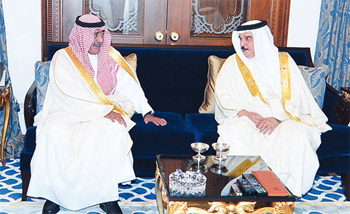ملك البحرين يبحث مع الأمير مقرن مسيرة العمل الخليجي