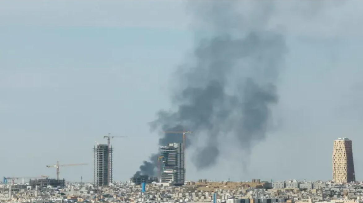 إيران تستهدف عدة دول خليجية وسلطنة عُمان تتحقق من مصدر الضربات