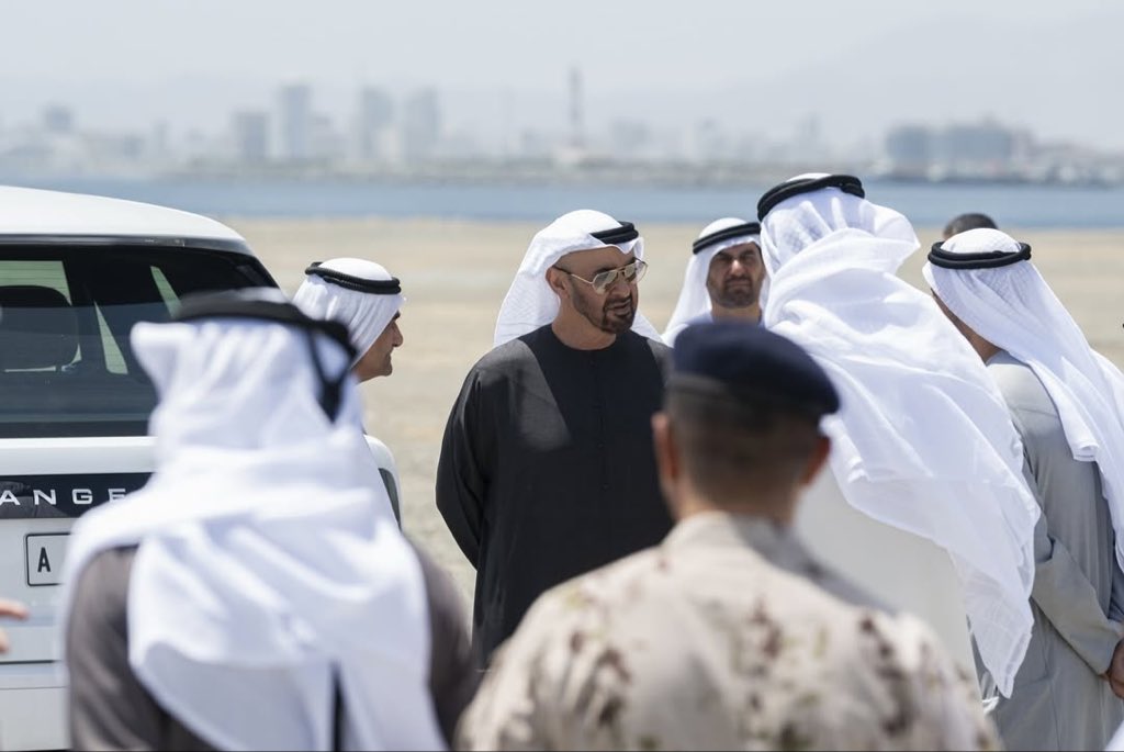 رئيس الدولة يتفقد ميناء الفجيرة ويؤكد أهميته الاستراتيجية