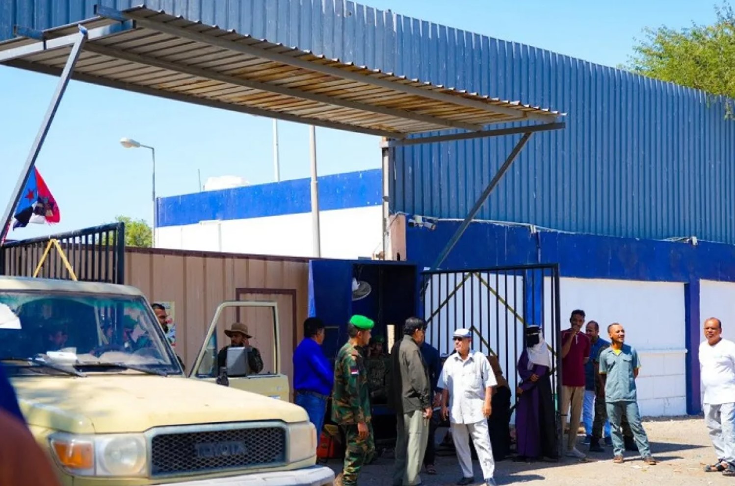 اليمن.. القوات الحكومية تغلق مقرات المجلس الانتقالي الجنوبي في عدن