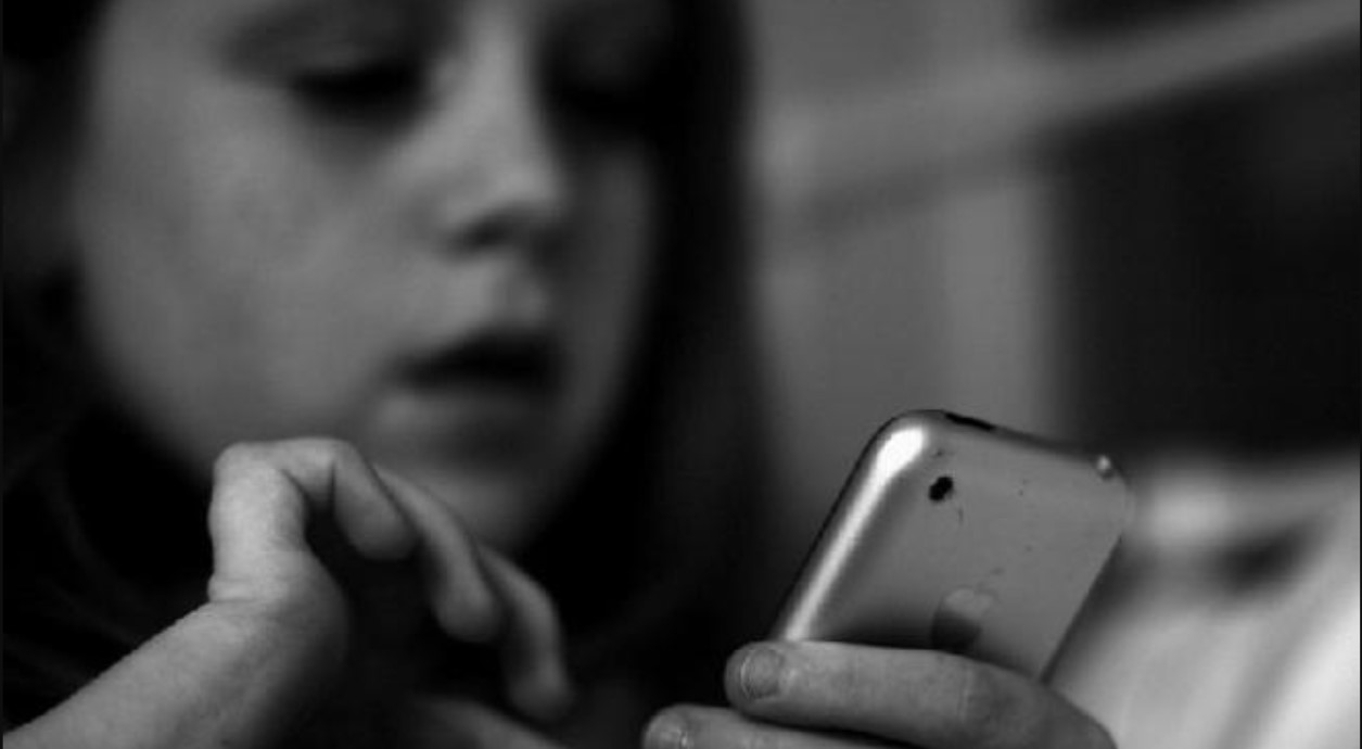 خبراء يحذرون من مكالمات احتيالية تستهدف الأطفال وتسرق بيانات أسرهم