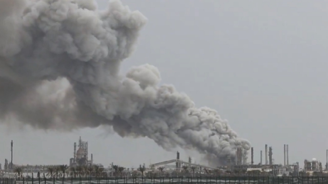 مع دخول الحرب يومها الـ27.. السعودية والكويت تتصدى لهجمات إيرانية واندلاع حريق في البحرين