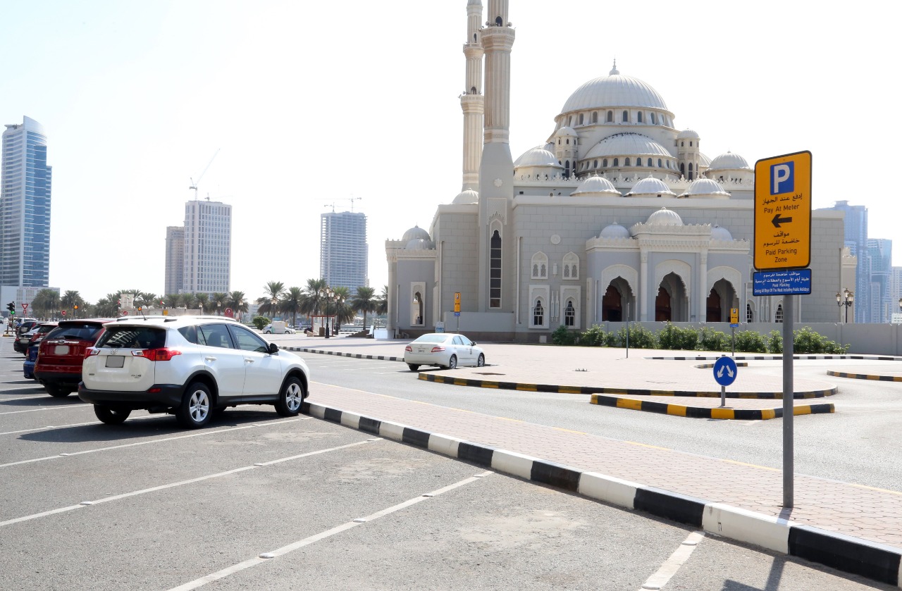 بدء تطبيق رسوم المواقف حتى منتصف الليل في الشارقة.. دون زيادة في الاشتراكات