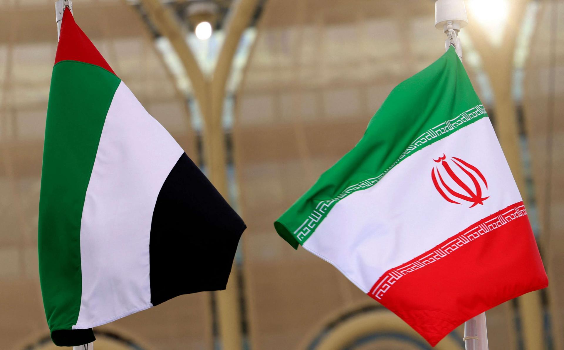 بلومبرغ: أبوظبي تقاربت مؤخراً مع طهران لإدراكها بصعوبة إزاحة النظام الإيراني