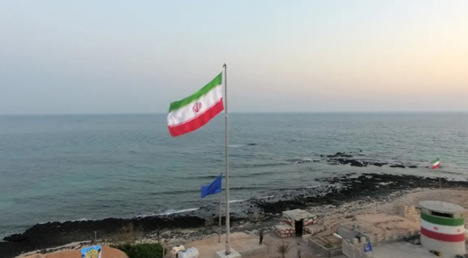 الولايات المتحدة تشن غارات واسعة في جزيرة طنب الكبرى المحتلة