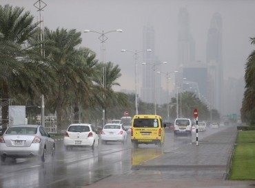 أبوظبي.. تحذيرات بضرورة أخذ الحيطة والحذر بسبب الأمطار والغبار